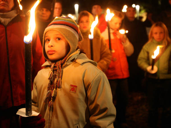 \"Fakkelwake vanwege de 11 Schipholdoden. Louis Seveke werd alleen herdacht als degene die nu niet bij deze wake was. Mariekenstraat Nijmegen\"