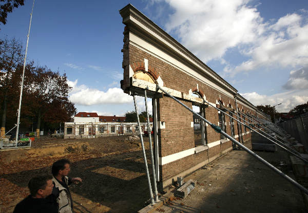 \"Renovatie en (ver) nieuwbouw fase 2 aan de Sngendonck en Lyndenstraat, huisjes Volksbelang, Facades staan nog\"