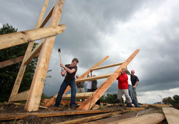 \"Nijmegen, 21-08-2008, Kops plateau, De Romeinse pallisaden worden overeind gezet voor de vesting, Romeinse dagen\"