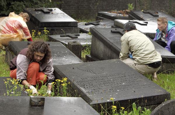\"Pax Christi jongeren ruimen begraafplaats Daalseweg op_\"