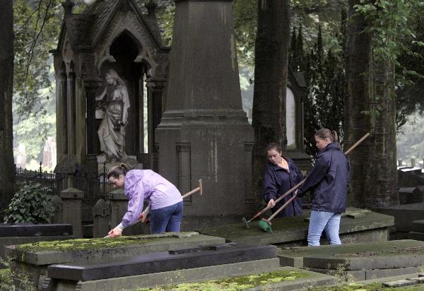 \"Pax Christi jongeren ruimen begraafplaats Daalseweg op\"