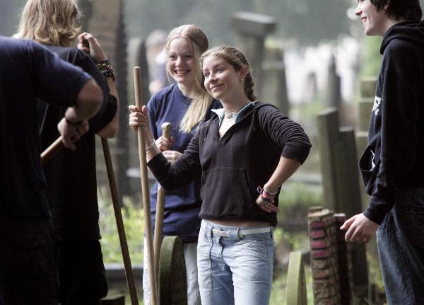 \"Pax Christi jongeren ruimen begraafplaats Daalseweg op,
en flirten er lustig op los\"