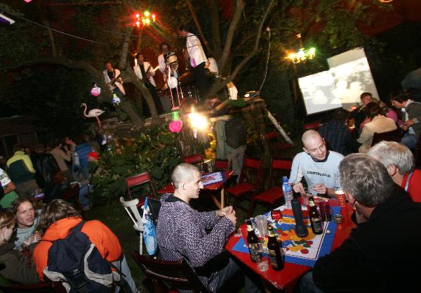 \"Alternatief tuinfeest op gekraakte boerderij Berg & Dal\"