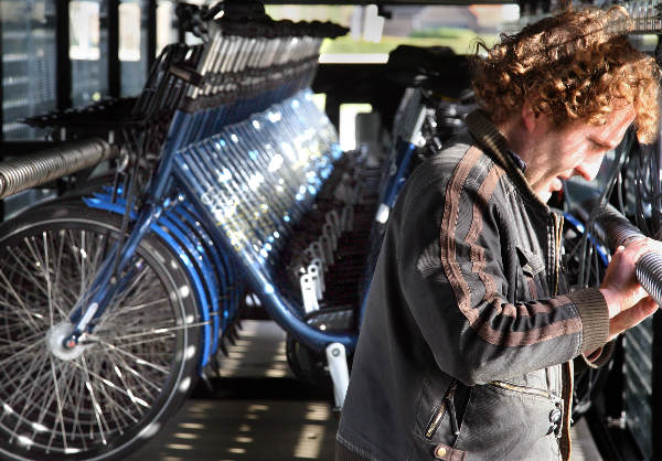 "Nieuwe Bike dispencer bij station Lent. fiets uitdeler"