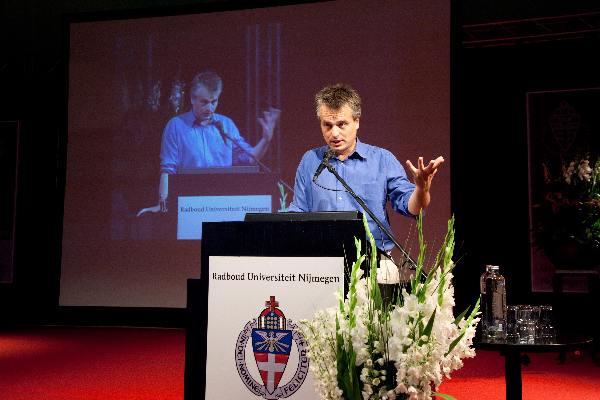 \"Nijmegen, 31-08-2009 . Opening Academisch Jaar met Bas Kortmann en Joris Luijendijk
De Universitaire Studieprijs  2007- 2008 wordt uitgereikt aan:
Juiste volgorde aanhouden !! 
	- mevrouw W. Sijnesael MA - Letteren
- mevrouw drs. R. van den Oord -  Medische Wetenschappen
- de heer B. Bloem MSc - Natuurwetenschappen, Wiskunde en Informatica 
- mevrouw M. de Lange MSc - Sociale Wetenschappen
- mevrouw K.J. Kruijff MSc ? Managementwetenschappen
- mevrouw drs. L. Bloemsma-Hover ? Religiewetenschappen 

Universitaire Onderwijsprijs Jonge docent 2009 door 
prof. mr. C.J.H. Jansen: (max 3 min.)
dhr. mr. drs. J.J.J. Sillen

Universitaire Onderwijsprijs 2009 door prof. mr. S.C.J.J. Kortmann 
mw. prof. dr. A.M.T. Bosman
mw. dr. M. Gompel
dhr. dr. A.H.C. Hendriks
mw. drs. M.A.W.L. Reuling (wordt vervangen door mw. van Helden)
Prof. Corstens spreekt over het boek Hippocrates op Heyendaal\"