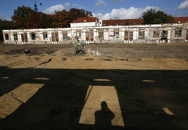 \"Renovatie en (ver) nieuwbouw fase 2 aan de Sngendonck en Lyndenstraat, huisjes Volksbelang, Facades staan nog\"