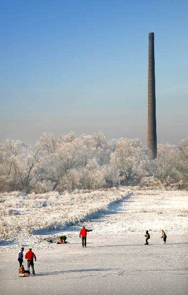 \"Winters weer, schaatsen bij steenfabriek Gendt\"