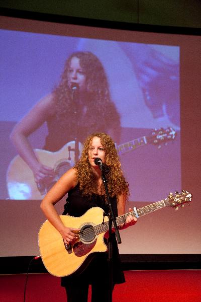 \"Nijmegen, 31-08-2009 . Opening Academisch Jaar met Bas Kortmann en Joris Luijendijk
De Universitaire Studieprijs  2007- 2008 wordt uitgereikt aan:- mevrouw W. Sijnesael MA - Letteren
- mevrouw drs. R. van den Oord -  Medische Wetenschappen
- de heer B. Bloem MSc - Natuurwetenschappen, Wiskunde en Informatica 
- mevrouw M. de Lange MSc - Sociale Wetenschappen
- mevrouw K.J. Kruijff MSc  Managementwetenschappen
- mevrouw drs. L. Bloemsma-Hover  Religiewetenschappen 

Universitaire Onderwijsprijs Jonge docent 2009 door 
prof. mr. C.J.H. Jansen: 
dhr. mr. drs. J.J.J. Sillen

Universitaire Onderwijsprijs 2009 door prof. mr. S.C.J.J. Kortmann 
mw. prof. dr. A.M.T. Bosman
mw. dr. M. Gompel
dhr. dr. A.H.C. Hendriks
mw. drs. M.A.W.L. Reuling (wordt vervangen door mw. van Helden)
Prof. Corstens spreekt over het boek Hippocrates op Heyendaal\"