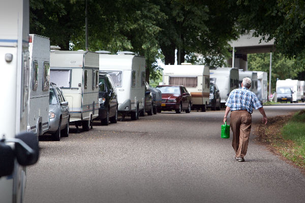 \"Caravans staan in de rij voor Vierdaagsecamping bij sportverlden van SV Hatert op De Winkelsteeg\"