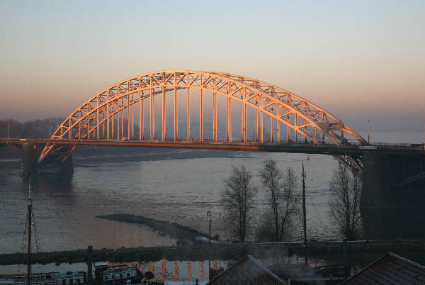 \"Waalbrug\"