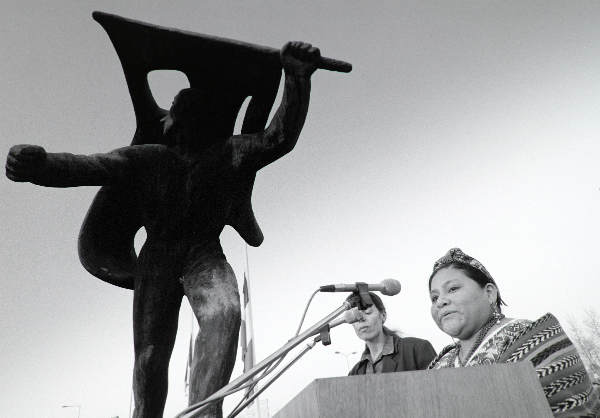 "Roberta Menchu, nobelprijswinnares, kandidaat voor de presidentsverkiezingen 9 sept. in Guatamala was tijdens dodenherdenking 1995 te gast in Nijmegen"