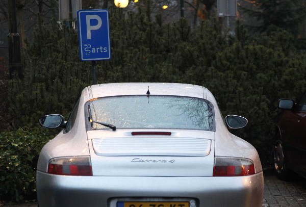 \"Boxmeer Ziekenhuis. Porsche bij artsen parkeerplaats\"