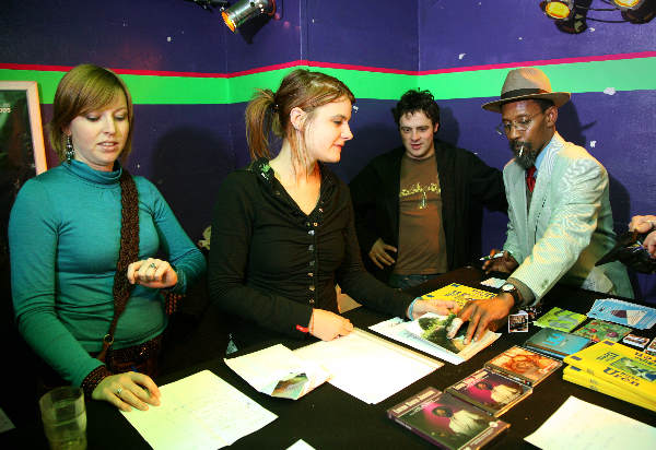 \"Linton Kwesi Johnsson, reggae-dub dichter leest voor uit eigen werk, Wintertuin, Doornroosje Nijmegen_
foto: Gerard Verschooten ? FC\"