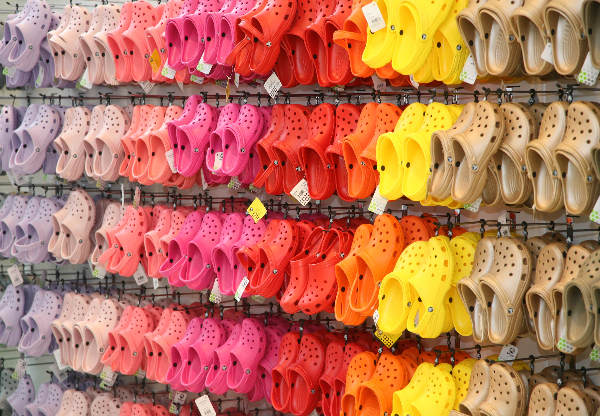"kleurrijke Crocs-schoenen"