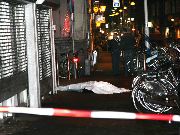 \"Schietpartij met slachtoffer onder laken in van Welderenstraat Nijmegen\"