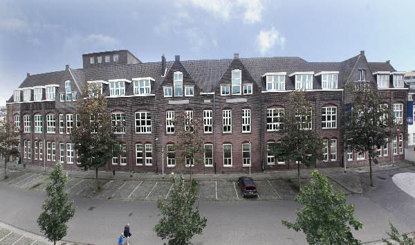 \"Oude Ambachtsschool aan de Nieuwe Marktstraat voor de rubriek Geveltoerisme
FOTOMONTAGE! 2 beelden aan elkaar geshopt.\"