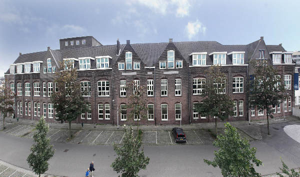 \"Oude Ambachtsschool aan de Nieuwe Marktstraat voor de rubriek Geveltoerisme
FOTOMONTAGE! 2 beelden aan elkaar geshopt.\"