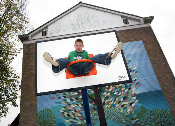 "Jongen van basisschool Heyendaal klimt in basketbalmand"