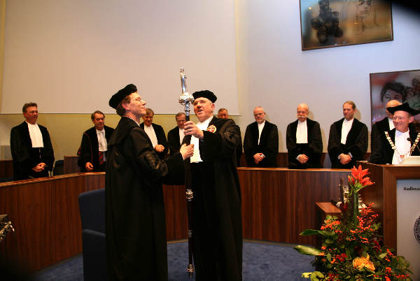 \"Installatie nieuwe pedel Boudewijn Boumans handigt staf over aan Nico Bouwman, Aula RUN 25-11-2005
foto: Gerard Verschooten ? FC\"