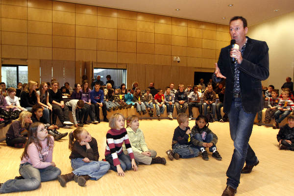 \"Burgemeester Thom de Graaf reikt op donderdag 20 november, de Dag van de Rechten van het Kind, voor de derde keer de Nijmeegse Kinderlintjes uit.
Jurylid en presentator Jochem van Gelder presenteert\"