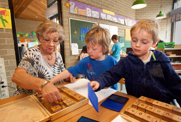 \"opa en omadag op Prins Mauritsschool Zwanenveld, Opa en oma\'s op basisschool omdat zij steeds groetere rol spelen bij opvang kinderen\"