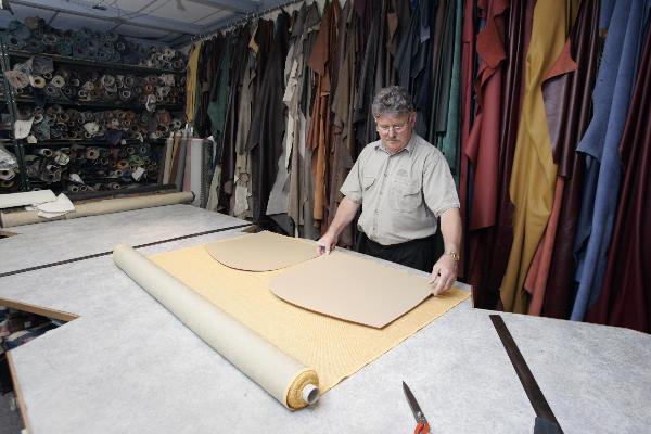 \"gerard Nuyen in de winkel of
stoffeerderij\"