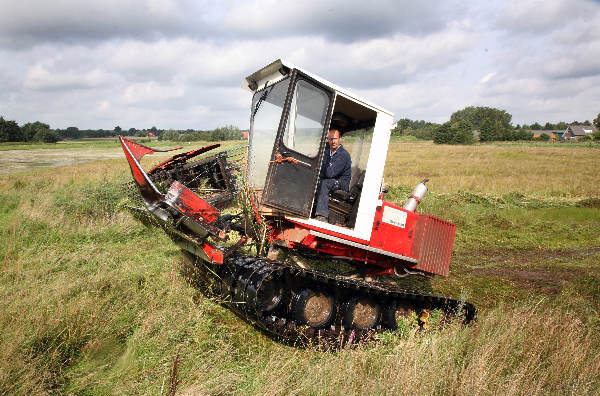 \"moerasmaaimachine in actie in de Bruuk, Groesbeek\"