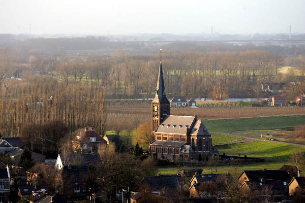 \"Nijmegen, 13-01-2005
Electrabel, Epon energiecentrale met uitzicht kerk van Weurt, 
foto: Gerard Verschooten ? FC\"