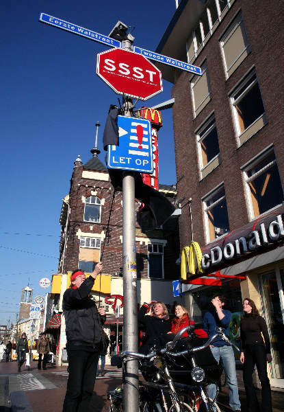 \"Jacques Splinter onthult een verkeersbord voor stilte op de hoek van de Molenstraat en de Walstraat\"