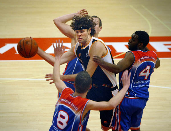 \"Wildcats basketballer Ralph van den Bosch in actie\"