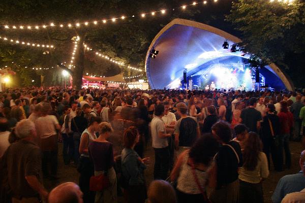 \"Vierdaagsefeesten Nijmegen 2005
Drukte op de Valkhof met de Boss Hoss\"