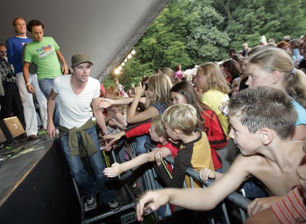 \"Nijmegen, 21-08-2005 .foto: Gerard Verschooten ?  
park en party, nijmeegs 2000-feest, landgoed brakkestein.
Piknik, Oldtimers, acteurs van populaire nickelodeon-serie ZOOP (wie kent het niet?)\"