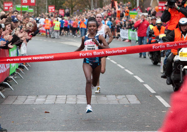 \"Zevenheuvelenloop 2009, Tirunesh Dibaba heeft zondag de Zevenheuvelenloop in Nijmegen met een wereldrecord op haar naam geschreven.\"