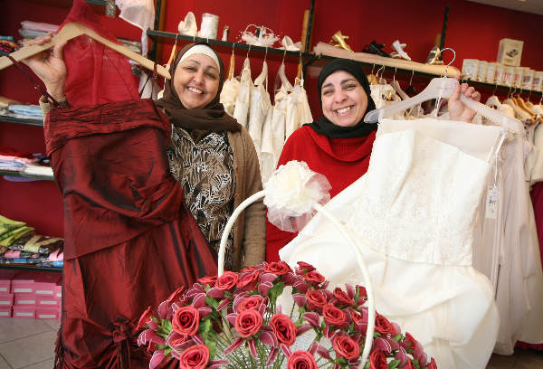 \"Twee dames hebben een bruidsmodewinkel aan de Graafseweg.\"