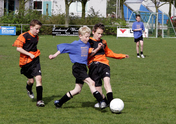 \"Nijmegen, 20-04-2005.
schoolvoetbaltoernooi, 
Red. Rijk van Nijmegen, Hatert
foto: Gerard Verschooten ?  
20-04-2005\"