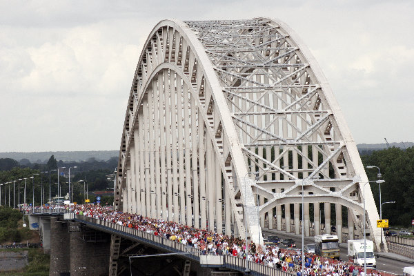 \"Vierdaagsefeesten Nijmegen 2005
Drukte op Waalbrug bij binnenkomst eerste dag_\"