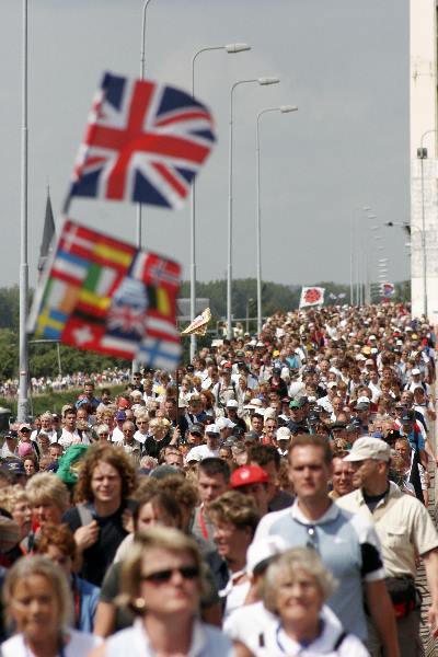 \"Vierdaagsefeesten Nijmegen 2005
Drukte op Waalbrug bij binnenkomst eerste dag_\"