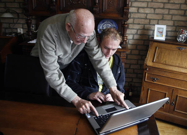 \"wim en truus arnoldussen , 60-jarig huwelijk
Wim (91) moet zijn kleinzoon uitleggen hoe de computer werkt\"