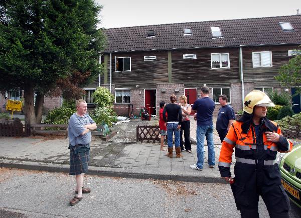 \"Brand Tolhuis, 11de straat, eigenaar in onderbroek voor huis.\"