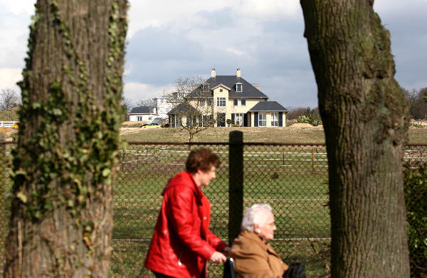 \"groesbeekseweg 271_nieuwe villa, fotograferen vanaf straat, staat tegen
de heuvel op en zou 2 meter te hoog gebouwd zijn._\"