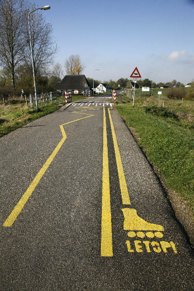 \"Ooij, Verkeers strepen bij Wildrooster\"