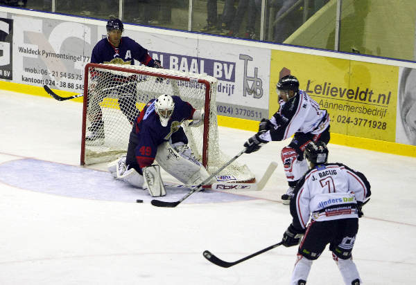 \"ijshockey Nijmegen-Den Haag. 2-0\"