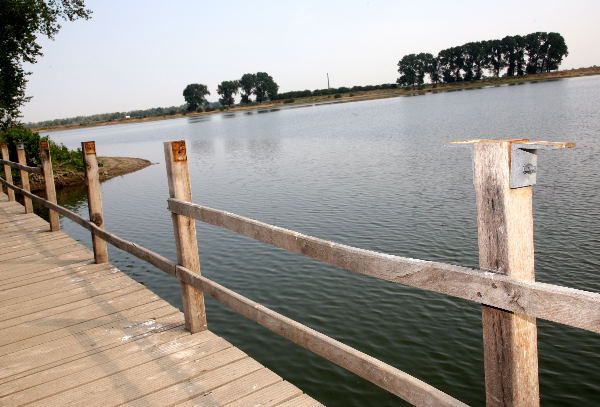 \"Nieuw bruggetje Bison Baai in vernieling_\"