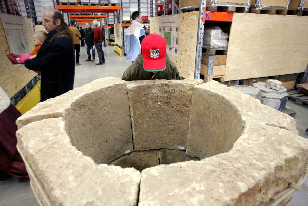 \"Nijmegen, 22-01-2005.Open depotdagen afdeling Archeologie Nijmegen. Jongen et NEC-petje kijkt in in Wijchen gevonden waterputRed. Rijk van Nijmegenfoto: Gerard Verschooten ?  23-01-2005\"