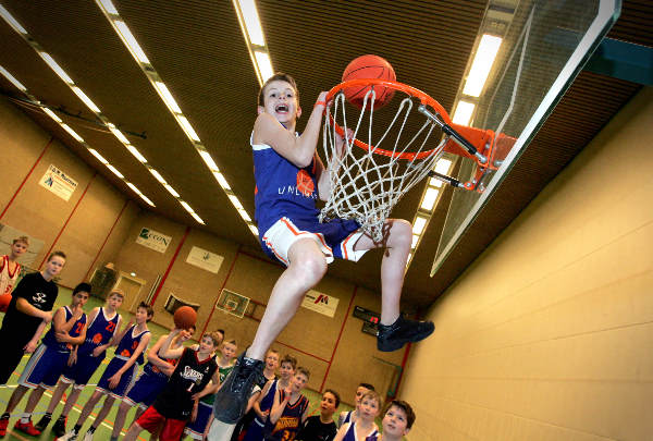 \"Elst, 22-02-2005.
Ludieke foto van de mini\'s van basketbalvereniging
Unlimited tijdens de training.
Red. Rijk van Nijmegen
foto: Gerard Verschooten ?  
22-02-2005\"