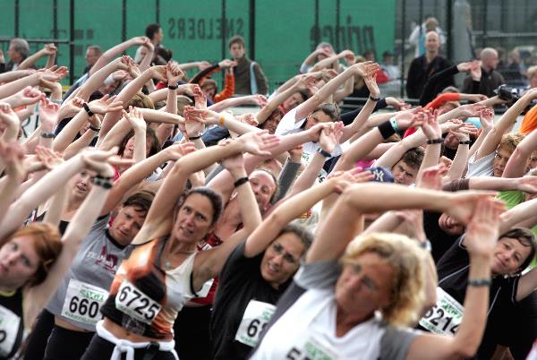 \"Sportveld RU, Even met z\'n allen de spieren losmaken voor de Marikeloop\"