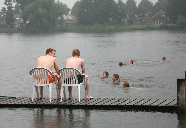 "in zwembad walburgen Gendt, is vandaag de tweede dag van de
zwemvierdaagse"