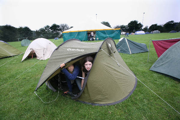 "Kandinsky College, opbouw tentenkamp voor 275
brugklassers, die er drie dagen overnachten. Liefst foto waarop ook de grote
circustent te zien is"