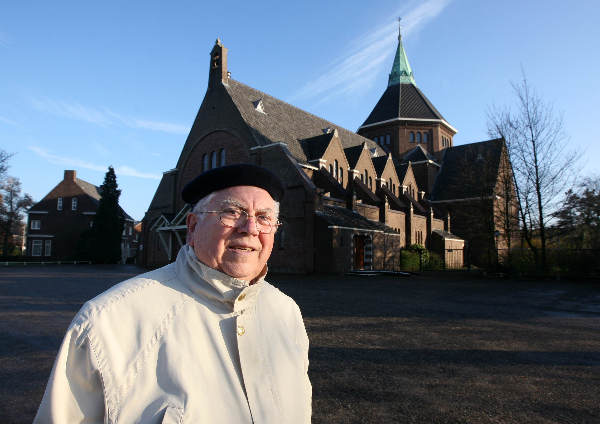 "Pater Kwakman (79) svp fotograferen voor de
Lourdeskerk aan de  Hatertseweg. Hij neemt afscheid als pastor"