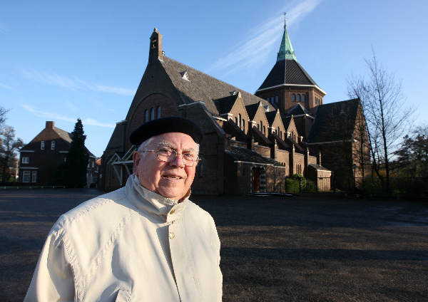 "Pater Kwakman (79) svp fotograferen voor de
Lourdeskerk aan de  Hatertseweg. Hij neemt afscheid als pastor"